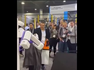 🤖Робот-кассир для киосков и маленьких магазинов

На выставке Modex в Атланте стартап Reflex Robotics представил робота, который