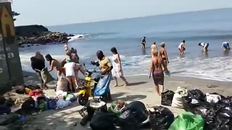 Русские путешественники организовали уборку на пляже в