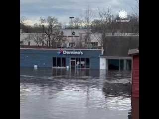 Доставки пиццы сегодня не будет! Наводнение в Норуиче (Коннектикут, США, ).