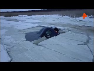 Сразу три автомобиля провалились под лед на реке в Северодвинске