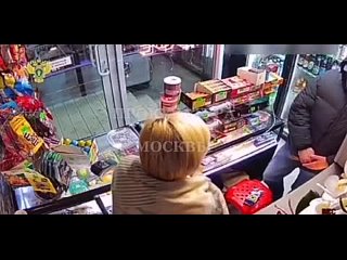 В московском супермаркете на Рязанском проспекте отважная продавщица дала отпор грабителю с ножом и чулком на голове. Мужчина вс