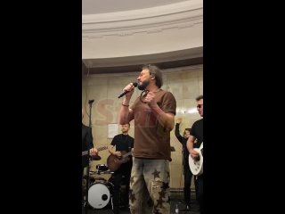 Стас Михайлов организовал живой концерт в столичном метро(480p).mp4