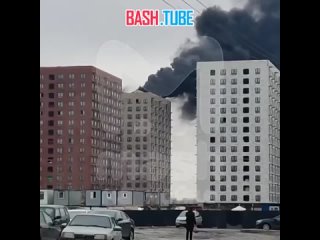 🇷🇺 Густой чёрный дым валит с крыши строящегося здания на Голландской в Янино - очевидцы шлют кадры с зумом на очаг возгорания