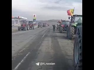 🇲🇩Moldovan farmers gathered in protest at a checkpoint on the border with Romania. They managed to temporarily block the work of