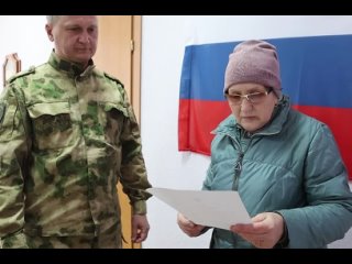 Жительница Авдеевки получает российский паспорт спустя чуть более недели после освобождения города от украинской оккупации. Стои