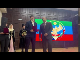 Сергей Меликов вручил госнаграды артистам и сотрудникам ансамбля Лезгинка