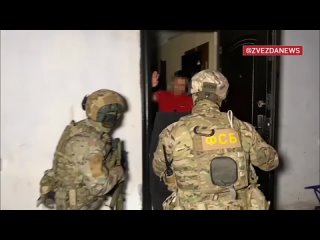 Сотрудники Управления “Т“ ЦСН ФСБ во время задержания членов ячейки международной террористической организации в Крыму