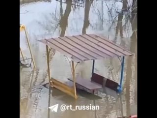 «Двое-трое мужчин соорудили маленькую дамбочку. Насколько она удержит, вообще неизвестно»