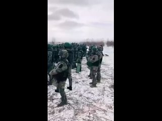 Киевский режим бросает под Авдеевку новые резервы ВСУ  Кадры с новыми резервами боевиков ВСУ гуляют по укропабликам. Сами резерв