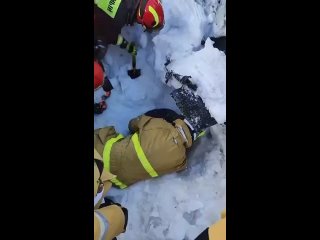 Мужчину в Подмосковье вытащили из-под крыши гаража, которая рухнула на него под тяжестью снега
