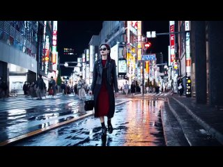 Sora от OpenAI Стильная женщина идет по токийской улице, залитой теплым светящимся неоном и анимированными городскими вывесками