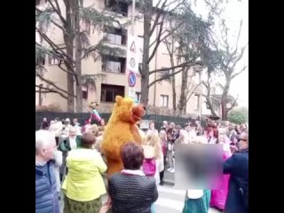 Медведь, танцы и песня про Святую Русь на выборах президента России в Милане