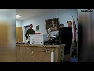 Скрытая камера обнаружила, что украинский военком в Ровно целовался на рабочем месте сразу с тремя к