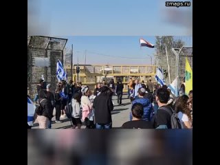Израильские активисты из движения Приказ 9 в очередной раз перекрыли контрольно-пропускной пункт