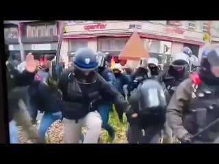 Un policier de la BAC a été filmé par France 3 en train d’écraser la tête d’un jeune manifestant avec son pied.