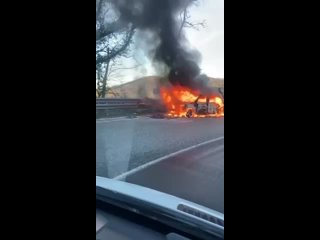 Утро в Сочи началось со сгоревшей легковушки