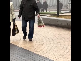 Мужчины дарят цветы