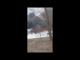 В Белгородской области дрон-камикадзе ударил по Газели, вызвав взрыв и последующий пожар автомобиля.