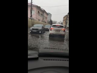 В Воронеже улица Брянская возле Центрального автовокзала оказалась полностью затоплена