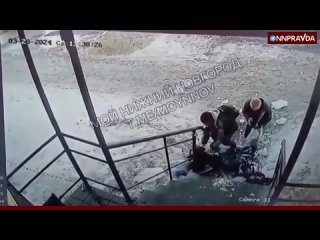 Осторожно, жёсткие кадры — появилось видео, как глыба льда с крыши падает на двух школьников в Шахунье