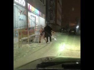 В Перми в 20-градусный мороз подростки зашугали раздетого мальчика, подгоняя его пинками по улице.