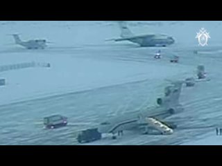 Кадры посадки украинских военнопленных в самолет Ил-76, который потерпел крушение в Белгородской области