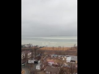 Наш читатель поделился видео с людьми, которых сегодня утром унесло на льдине. На момент съёмки он думал, что это рыбаки. Однако