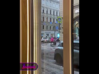 Петербургская улица поставила рекорд по падению прохожих, за 20 минут там «оступились» больше 10 человек    Питерский... (видео)