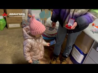 Две девочки из Дзержинска получили памятные знаки за помощь фронту Волонтёр России