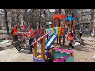 Сахалинская область отстраивает детские площадки в Шахтерске 

На 4 игровых площадках детских яслей-сада № 4 специалисты заменят