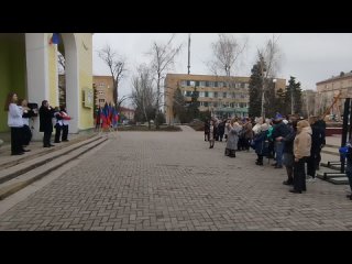 Работники культуры города Амвросиевки исполнили полные замечательные патриотические песни для избирателей