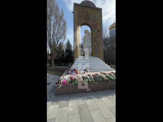 Мемориал у луганского храма «Умиление» в память о погибших при терактке в «Крокус Сити Холле» продолжает пополняться цветами и