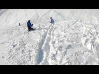 Лавина накрыла сноубордистов на трассе в Хакасии