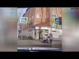 Момент  ДТП  в Костроме, снятый из иномарки, которая сбила женщину с коляской. Машина уворачивалась
