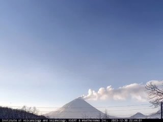 Ключевской вулкан на Камчатке начал снова извергаться: спустя 2 месяца затишья