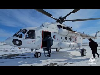Спасатели вылетели на поиски девочки, семья которой провалилась под лед на Чукотке