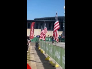 Российский бегун преодолел 42,2 км и финишировал с российским флагом на соревнованиях в США