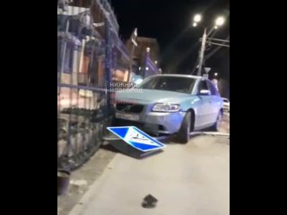 В Нижнем Новгороде пьяный водитель, уходя от полицейской погони, протаранил забор храма на улице Фучика