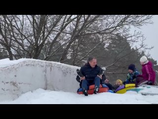 🛷 Губернатор покатался на ватрушке — ребята в лагере позвали Гладкова поучаствовать с ними в зимних забавах, а тот не смог отказ