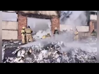 Пожарный поезд тушит горящие склады в Новосибирске - видео МЧС