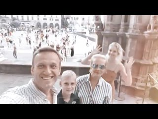 Юлия и Алексей Навальные __ Звезды в лужах делить с тобой