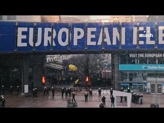 Бельгийские фермеры символично отблагодарили лидеров ЕС за выделенные Украине 50 млрд евро помощи — погромами возле парламента Е