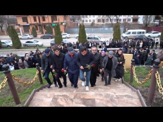 Хасавюртовцы возлагают цветы в память о погибших при теракте в Подмосковье