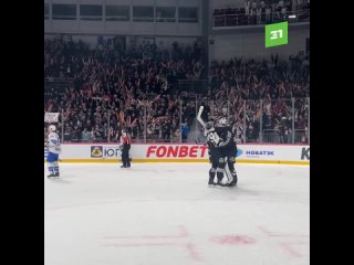 Хоккеисты Трактора радуются победе
