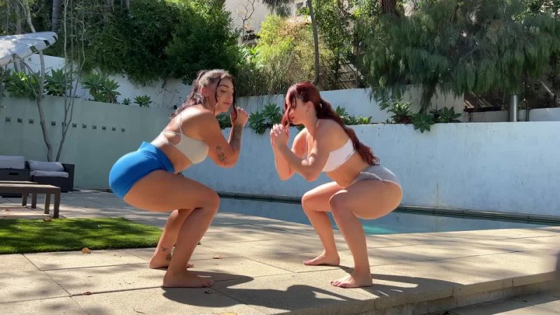 2 Curvy Girls Squat