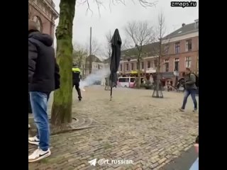 Антиисламские активисты, которых охраняла полиция, пытались сжечь Коран в центре нидерландского Арне