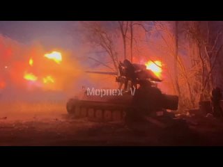 Ночной огонь МТЛБ ВС РФ с пушкой МТ-12 “Рапира“. СВО, 2024 г.