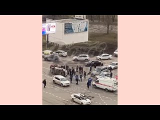 Ростов-на-Дону: на пересечении Зорге и Стачки - ДТП с перевёрнутым автомобилем, который очевидцы быстро вернули на место.