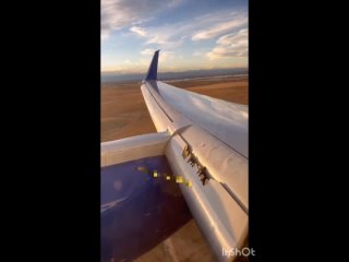Un pasajero de United Airlines describe cmo su avin Boeing 757-200 realiz un aterrizaje de emergencia despus de que una d