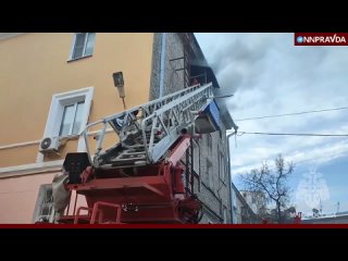 Пожарные спасли двух человек и собаку из горящей квартиры в Дзержинске